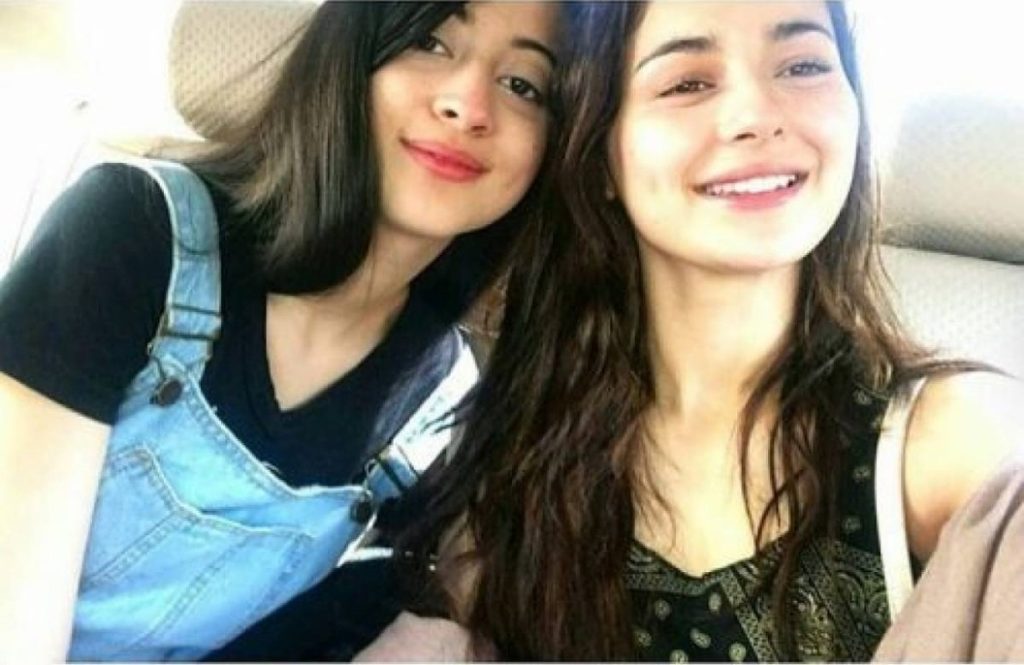 Hania Amir with sister