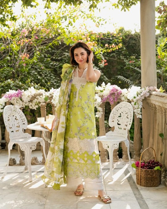 Hania Amir modelling