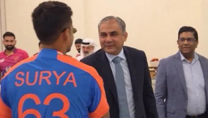 mohsin naqvi handshake with suryakumar yadav 