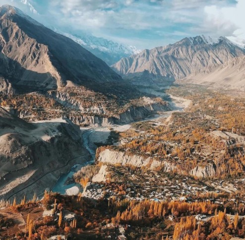 Duikar is the highest village at the altitude of 10,000 feet in Hunza valley and is located at the distance of 11 km from Karimabad.